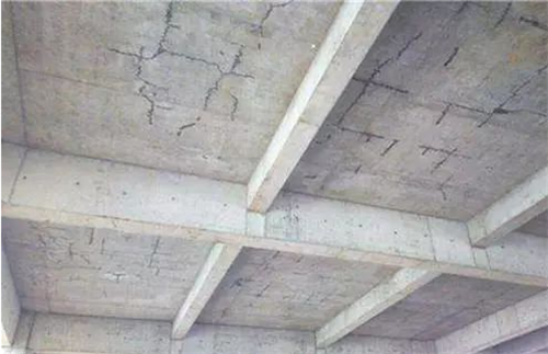 现浇楼板施工要注意什么？如果楼板出现45度角裂缝安全吗？