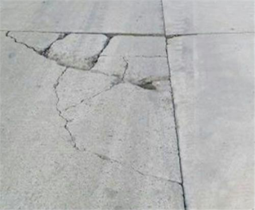 水泥路面出现裂缝的修补方式有哪些，水泥路面修补料如何调配?