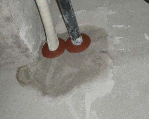 水泥地面防潮简单有效的方法是什么，水泥地面潮湿怎么清洁和保养?